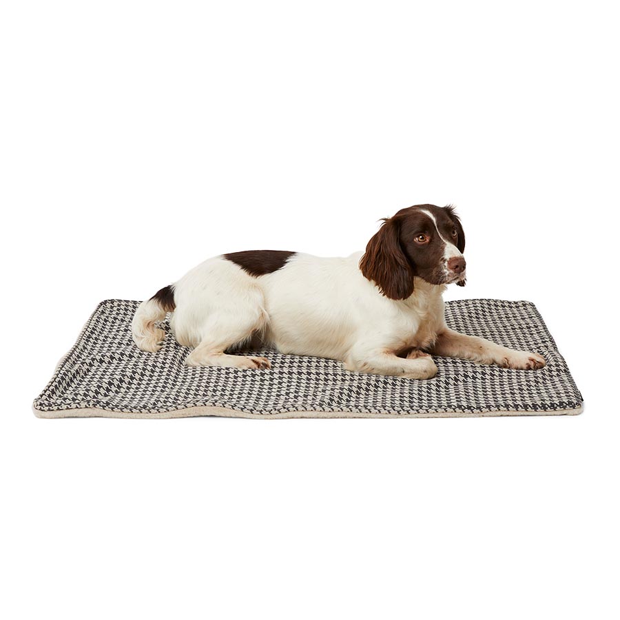 Wainwright's Cosy Plush Reversible Dog Blanket Brown Houndstooth